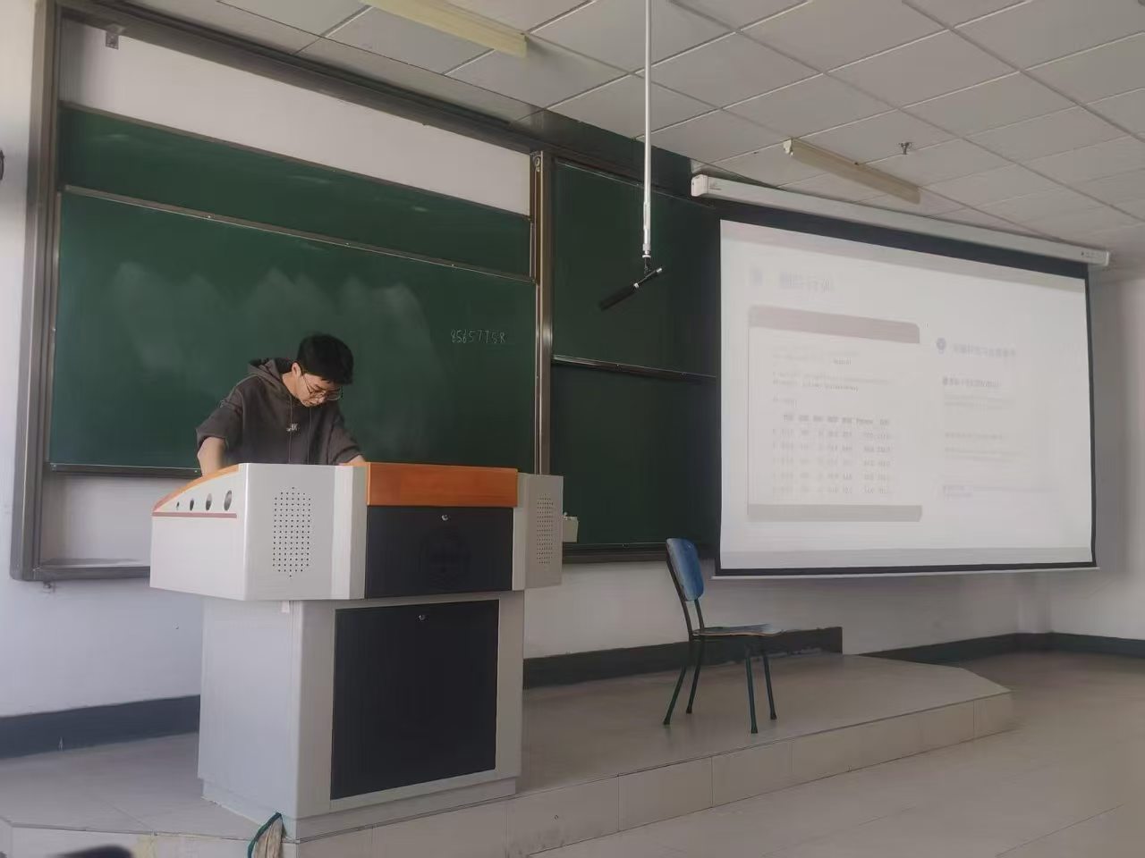 兰州大学AI探索者联盟开展第四周周训:数据分析与可视化