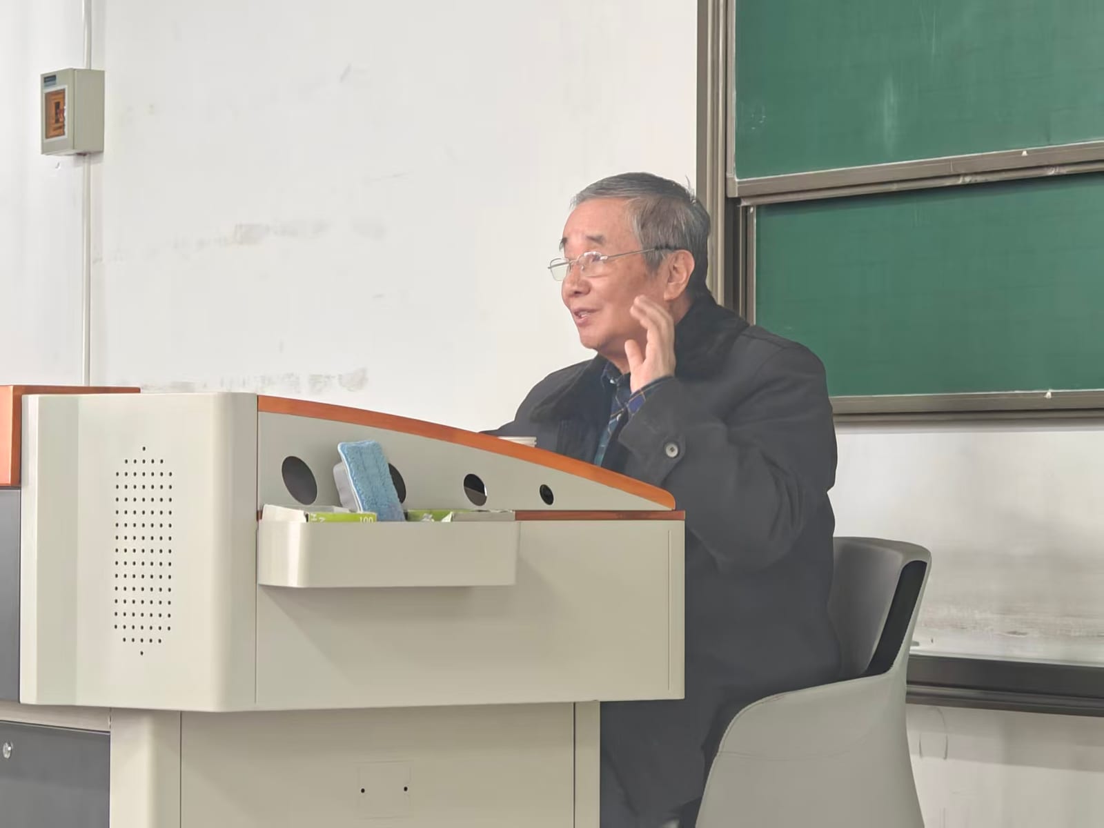 社团邀请李廉教授作学术报告